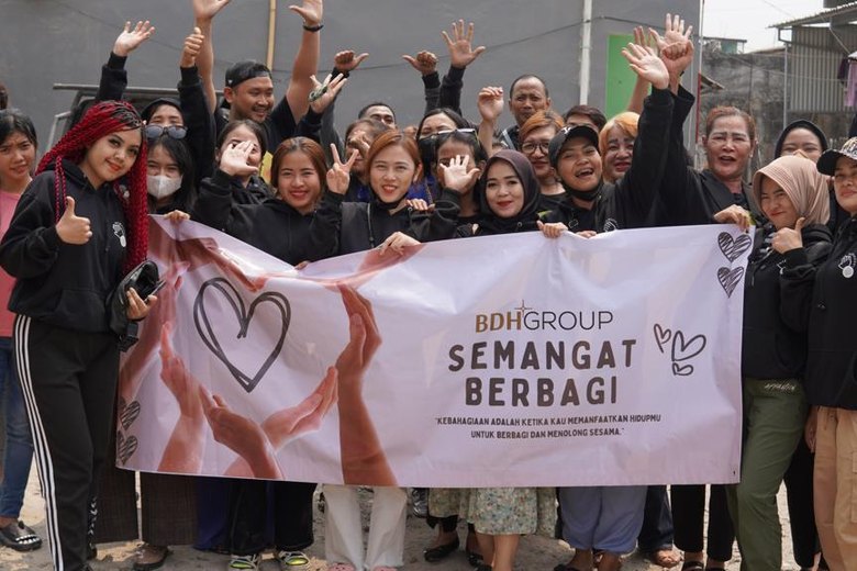 Tim BDH Group membentangkan spanduk Semangat Berbagi di kegiatan sosial