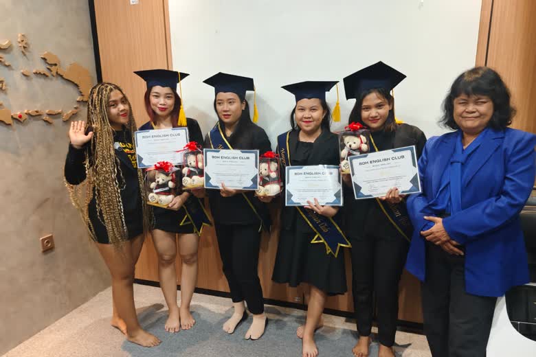 Karyawan menerima sertifikat kelas bahasa Inggris